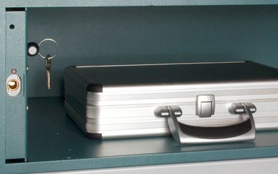 Wertsachenverwaltung locker Aktenkoffer liegt in offenen locker