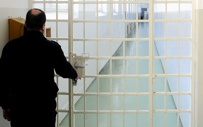 Schlüsselbewegung JVA Mann mit Schlüsselbund steht vor einer Tür
