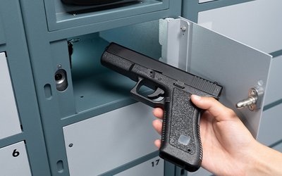 Handfeuerwaffen verwalten Handfeuerwaffe wird in locker gelegt