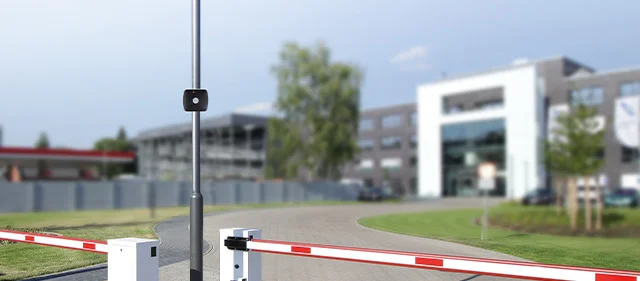 Einfahrt mit Schranken und einem RFID-Weitbereichsleser