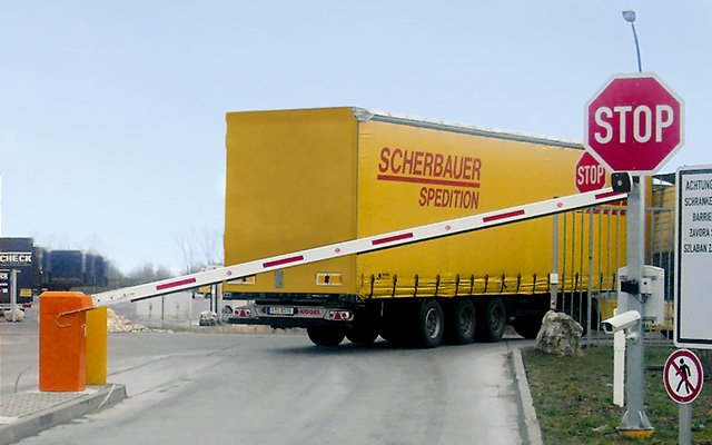 LKW wird durch Weitbereichsleser identifiziert und fährt auf Betriebsgelände