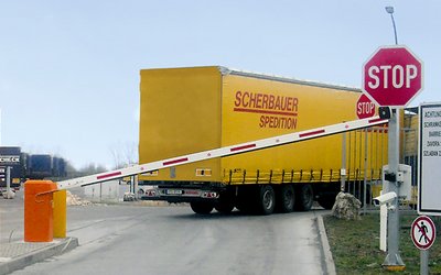 LKW wird durch Weitbereichsleser identifiziert und fährt auf Betriebsgelände