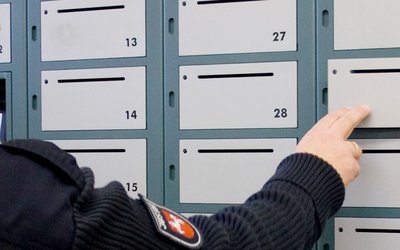 Depot Systeme locker Fachanlage wird mit Hand geöffnet