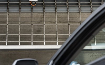 Auto wird vor Parkhaus via Weitbereichsleser identifiziert und fährt ein