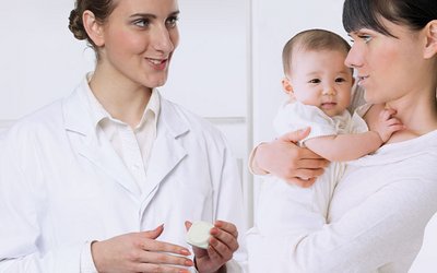 Baby Sicherheit Ärztin zeigt Mutter die Mutter-Kind Transponder