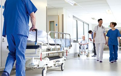 Krankenhaus Sicherheit Krankenhaus Gang mit Pflegepersonal und Ärzten