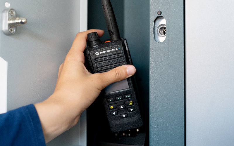 Funkgerät wird aus locker entnommen